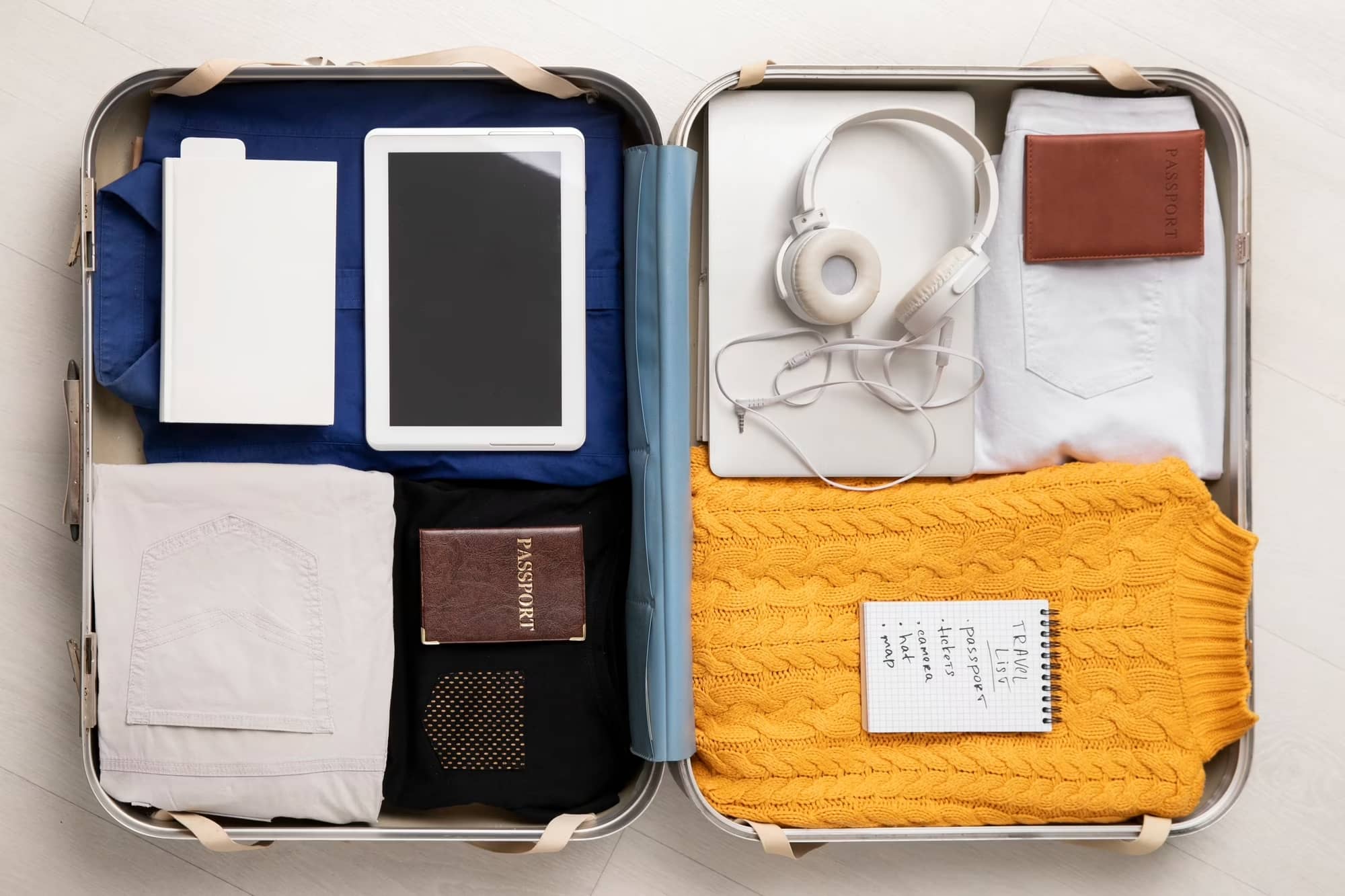 Los 25 accesorios de viajes esenciales en la maleta - Escapes por